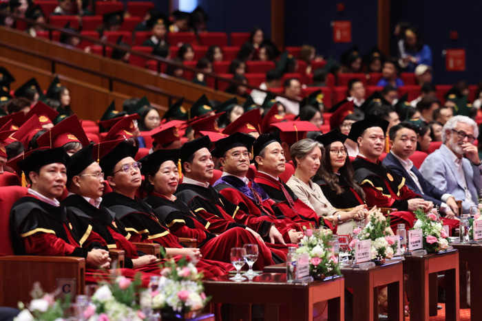 Quang cảnh buổi lễ Trường Đại học Kinh tế - Đại học Quốc gia Hà Nội trao bằng tốt nghiệp chiều 3/8/2025. 0s4a5037.jpg