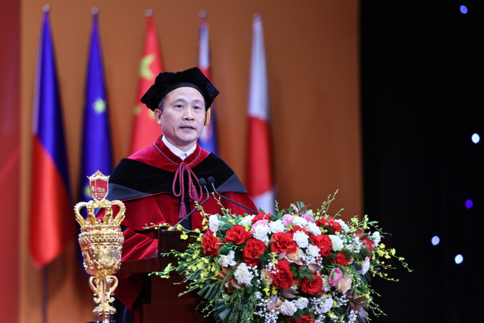 Phó Giáo sư, Tiến sĩ Lê Trung Thành – Hiệu trưởng nhà trường cho hay, Trường Đại học Kinh tế – Đại học Quốc gia Hà Nội luôn khẳng định vị thế là một trong những cơ sở đào tạo hàng đầu về Kinh tế, Kinh doanh và Quản lý. 0s4a5071.jpg