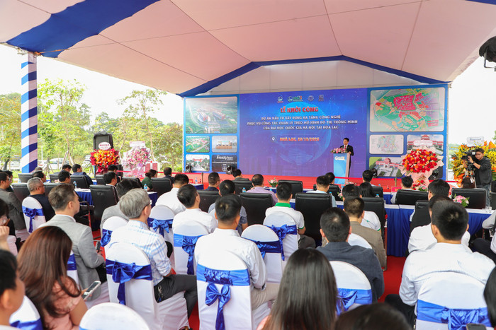 Phó Giám đốc thường trực Đại học Quốc gia Hà Nội Nguyễn Hiệu nhấn mạnh, Dự án hạ tầng công nghệ đô thị thông minh của Đại học Quốc gia Hà Nội tại Hòa Lạc là một trong bốn dự án trọng điểm được Chính phủ giao bổ sung đầu tư công trung hạn giai đoạn 2021–2025 với tổng vốn đầu tư 150 tỷ đồng. vnu-khoi-cong-du-an-ha-tang-cong-nghe-hoa-lac-16.jpg