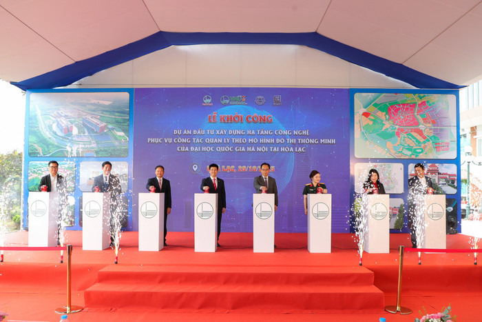 Các đại biểu bấm nút khởi công Dự án “Đầu tư xây dựng hạ tầng công nghệ phục vụ công tác quản lý theo mô hình đô thị thông minh”. vnu-khoi-cong-du-an-ha-tang-cong-nghe-hoa-lac-29.jpg