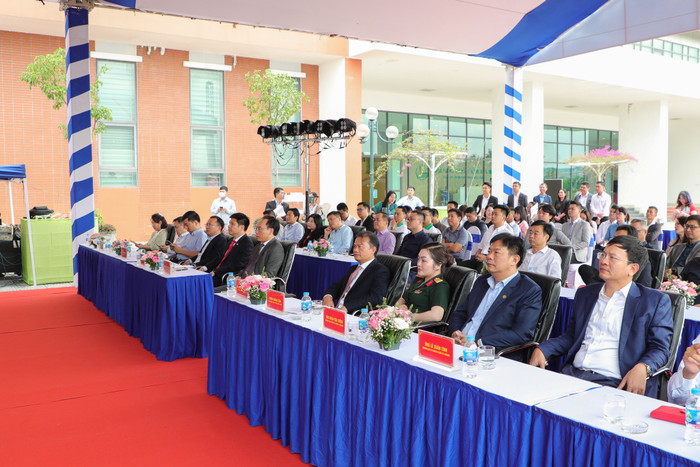 Các đại biểu tham dự buổi lễ vnu-khoi-cong-du-an-ha-tang-cong-nghe-hoa-lac-12.jpg