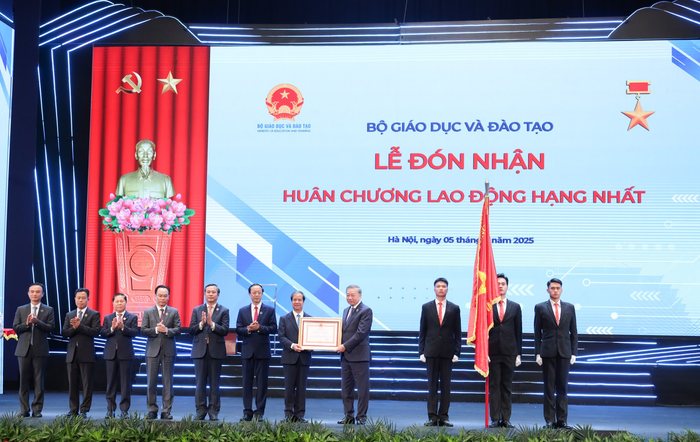 Tổng Bí thư Tô Lâm trao Huân chương Độc lập Hạng Nhất tặng Bộ Giáo dục và Đào tạo (ảnh: Bộ Giáo dục và Đào tạo) le.png