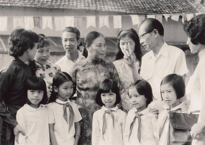 Bộ trưởng Bộ Giáo dục Nguyễn Thị Bình trò chuyện cùng các giáo viên và học sinh Trường Lê Ngọc Hân, Hà Nội (ngày 15/9/1976) 3.jpg