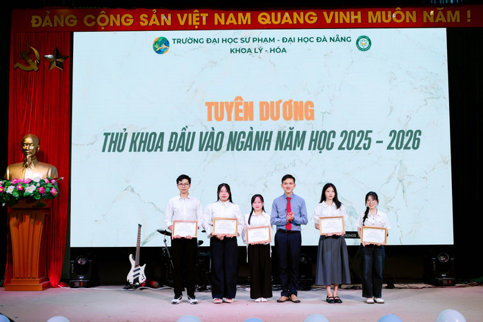 Hoạt động vinh danh sinh viên là thủ khoa tuyển sinh hàng năm, nhằm khuyến khích, thu hút “nhân tài” theo học tại Khoa Lý – Hóa, Trường Đại học Sư phạm – Đại học Đà Nẵng anh-3-vinh-danh-thu-khoa-dau-vao.jpg