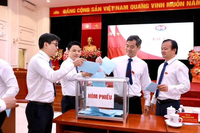 Các đại biểu bỏ phiếu bầu Ban Chấp hành Đảng bộ Cục Quản lý chất lượng khóa IV, nhiệm kỳ 2025- 2030 4h4a6879.jpg