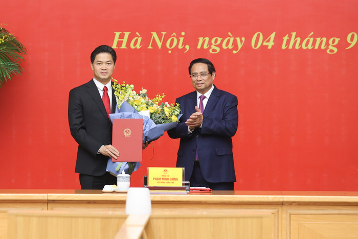 Thủ tướng trao Quyết định về việc tiếp nhận, bổ nhiệm ông Vũ Mạnh Hà, Ủy viên dự khuyết Ban Chấp hành Trung ương Đảng, Phó Bí thư Thường trực Tỉnh ủy Lai Châu giữ chức Thứ trưởng Thường trực Bộ Y tế img0948-17569892506661658000475.jpg