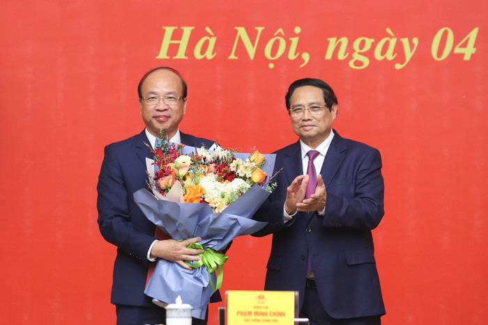 Thủ tướng trao Quyết định về việc tiếp nhận, bổ nhiệm ông Phan Chí Hiếu, Chủ tịch Viện Hàn lâm Khoa học xã hội Việt Nam giữ chức Thứ trưởng Bộ Tư pháp img0949-1756989250706399739077.jpg