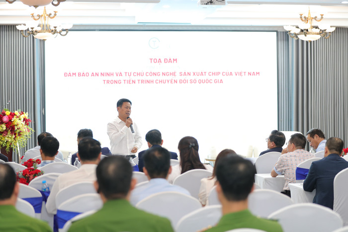 Giám đốc Đại học Quốc gia Hà Nội Lê Quân khẳng định, Đại học Quốc gia Hà Nội đã tiên phong và sớm triển khai mô hình hợp tác “ba nhà”, trong đó đặt trọng tâm vào đổi mới sáng tạo và hợp tác thực chất vnu-giam-doc-dhqghn-phat-bieu-tai-hoi-thao-2.jpg