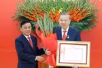Trao Huy hiệu 45 năm tuổi Đảng tặng Tổng Bí thư Tô Lâm