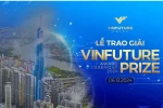 Tác giả (hàng dưới, thứ 2 từ phải sang) trong một hoạt động tình nguyện.