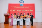 Chi bộ Trường THPT Chuyên Ngoại ngữ tổ chức kết nạp Đảng cho 5 học sinh ưu tú