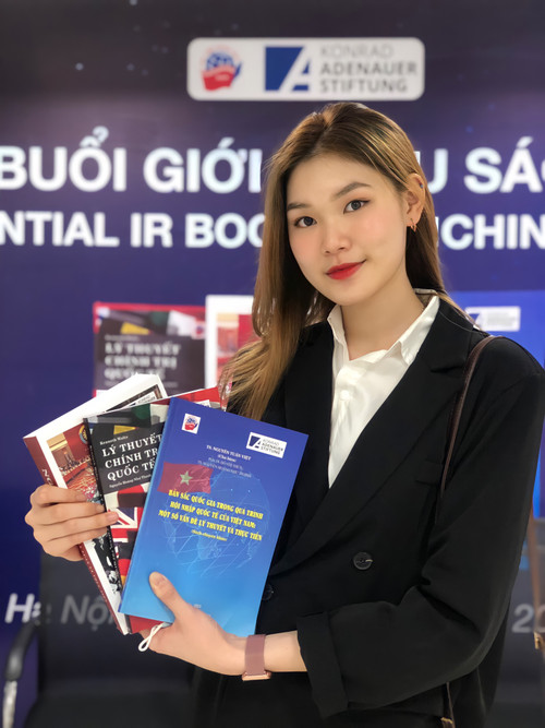Đinh Trần Yến Nhi làm người dẫn chương trình trong buổi giới thiệu sách về quan hệ quốc tế tại Học viện Ngoại giao. (Ảnh: NVCC) Remini20211211203711183.jpg