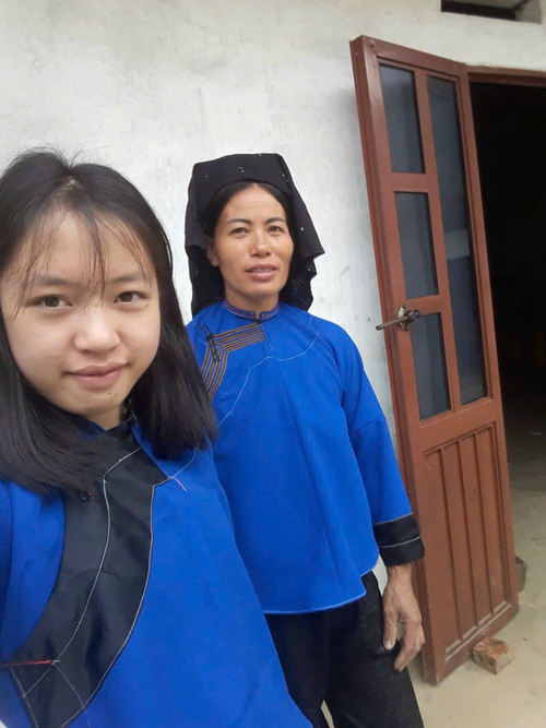 Nữ sinh Lộc Thị Hoàn và mẹ trong trang phục hàng ngày của dân tộc Nùng (chụp năm 2019). Ảnh: NVCC. z5995349093918_da65e7397f332f82bfc7465271229bb5.jpg