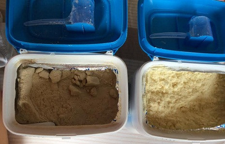 Hộp sữa Similac Advance (bên trái) của chị Tr. chị chuyển màu.