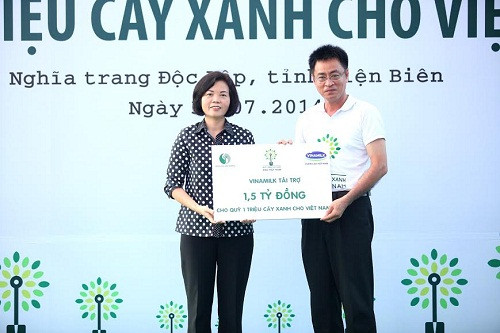 Bà Bùi Thị Hương, Giám Đốc Đối Ngoại Vinamilk trao tặng bảng tài trợ cây xanh tượng trưng cho ông Trần Phong, đại diện Tổng cục môi trường – Bộ Tài Nguyên & Môi Trường. Bà Bùi Thị Hương, Giám Đốc Đối Ngoại Vinamilk trao tặng bảng tài trợ cây xanh tượng trưng cho ông Trần Phong, đại diện Tổng cục môi trường – Bộ Tài Nguyên & Môi Trường.