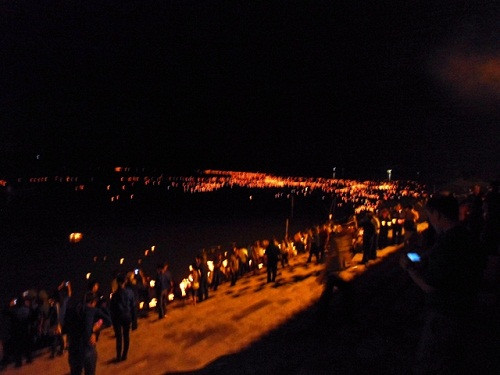 Thắp nến tri ân các anh hùng liệt sỹ trên sông Thạch Hãn tối 26/7.