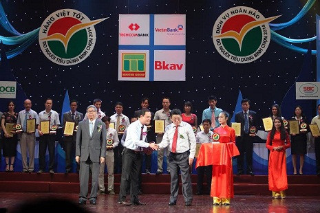Đại diện Techcombank được vinh danh Top 10 “Hàng Việt tốt – dịch vụ hoàn hảo 2014” Đại diện Techcombank được vinh danh Top 10 “Hàng Việt tốt – dịch vụ hoàn hảo 2014”