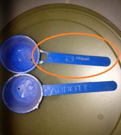 Chữ "Abbott" được in nhỏ hơn so với thông thường trên cán thìa. Chữ "Abbott" được in nhỏ hơn so với thông thường trên cán thìa.