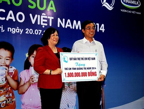 Bà Phạm Thị Hải Chuyền Bộ trưởng Bộ Lao động – Thương binh và Xã hội , đại diện Quỹ Bảo trợ trẻ em Việt Nam thuộc Bộ LĐTB&XH trao tặng 1,6 tỷ đồng cho trẻ em có hoàn cảnh khó khăn, gia đình chính sách của tỉnh Quảng Trị trong năm 2014. Bà Phạm Thị Hải Chuyền Bộ trưởng Bộ Lao động – Thương binh và Xã hội , đại diện Quỹ Bảo trợ trẻ em Việt Nam thuộc Bộ LĐTB&XH trao tặng 1,6 tỷ đồng cho trẻ em có hoàn cảnh khó khăn, gia đình chính sách của tỉnh Quảng Trị trong năm 2014.
