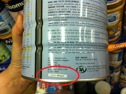 Hộp sữa Abbott GROW 4 loại 1,7kg ở một đại lý sữa trên đường Mai Dịch cũng có dòng chữ ghi xuất xứ được phiêm âm sang tiếng Việt. Hộp sữa Abbott GROW 4 loại 1,7kg ở một đại lý sữa trên đường Mai Dịch cũng có dòng chữ ghi xuất xứ được phiêm âm sang tiếng Việt.