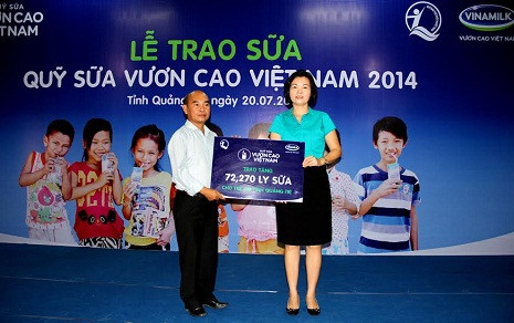 Bà Bùi Thị Hương – Giám Đốc Đối Ngoại Vinamilk trao bảng sữa tượng trưng 72.270 ly sữa của Quỹ sữa Vươn Cao Việt Nam cho trẻ em tỉnh Quảng Trị. Bà Bùi Thị Hương – Giám Đốc Đối Ngoại Vinamilk trao bảng sữa tượng trưng 72.270 ly sữa của Quỹ sữa Vươn Cao Việt Nam cho trẻ em tỉnh Quảng Trị.
