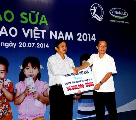 Ông Nguyễn Đức Lợi – Tổng Giám Đốc TTXVN trao số tiền 50 triệu đồng để tặng cho các cháu là con cán bộ, chiến sỹ, con ngư dân tỉnh Quảng Trị đang làm nhiệm vụ bảo vệ chủ quyền biển đảo. Ông Nguyễn Đức Lợi – Tổng Giám Đốc TTXVN trao số tiền 50 triệu đồng để tặng cho các cháu là con cán bộ, chiến sỹ, con ngư dân tỉnh Quảng Trị đang làm nhiệm vụ bảo vệ chủ quyền biển đảo.
