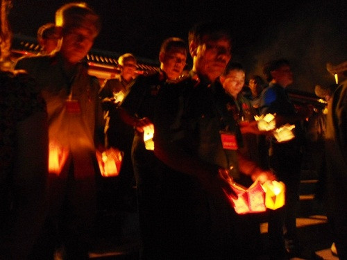 Các cựu chiến binh đến thắp hương và thả đèn hoa đăng tri ân các anh hùng liệt sỹ.