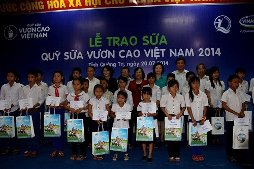 Bà Nguyễn Thị Kim Ngân - Ủy viên Bộ chính trị, Phó Chủ tịch quốc hội, Bà Phạm Thị Hải Chuyền – Uỷ viên BCH Trung ương Đảng, Bộ trưởng Bộ Lao động – Thương binh và Xã hội, đại diện lãnh đạo tỉnh Quảng Trị và Bà Bùi Thị Hương – Giám Đốc Đối Ngoại Vinamilk trao tặng sữa cho trẻ em nghèo Quảng Trị. Bà Nguyễn Thị Kim Ngân - Ủy viên Bộ chính trị, Phó Chủ tịch quốc hội, Bà Phạm Thị Hải Chuyền – Uỷ viên BCH Trung ương Đảng, Bộ trưởng Bộ Lao động – Thương binh và Xã hội, đại diện lãnh đạo tỉnh Quảng Trị và Bà Bùi Thị Hương – Giám Đốc Đối Ngoại Vinamilk trao tặng sữa cho trẻ em nghèo Quảng Trị.