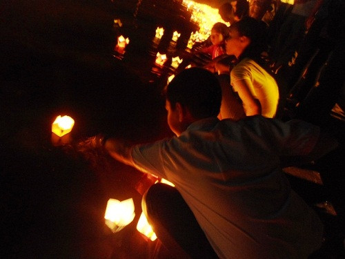 Mỗi ngọn đèn hoa đăng được thả xuống như lời tri ân sâu sắc của thế hệ trẻ đối với linh hồn các anh hùng liệt sỹ.