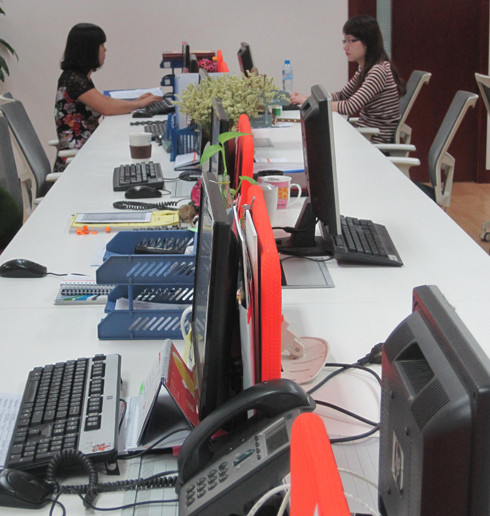 Theo quy định, màn hình máy tính phải để thẳng, ngay ngắn, không được tự ý xoay màn hình. Tài liệu trong giá phải được để ngăn nắp, gọn gàng. Theo quy định, màn hình máy tính phải để thẳng, ngay ngắn, không được tự ý xoay màn hình. Tài liệu trong giá phải được để ngăn nắp, gọn gàng.
