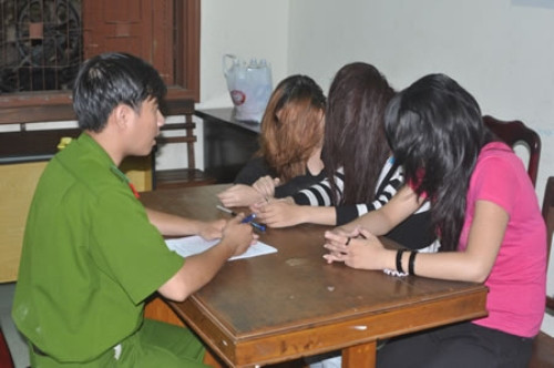 Cơ quan công an lấy lời khai gái mại dâm trong một vụ việc bị phát hiện tại Hà Nội. Ảnh Báo phụ nữ TP.HCM Cơ quan công an lấy lời khai gái mại dâm trong một vụ việc bị phát hiện tại Hà Nội. Ảnh Báo phụ nữ TP.HCM