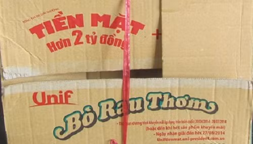 Thùng mì gói ông Ẩn mua có quảng cáo chương trình khuyến mãi. (Ảnh: Báo Tiền phong)
