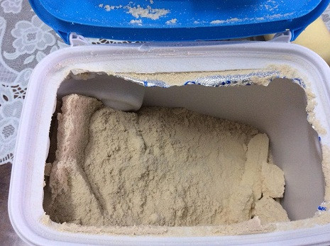 Hộp sữa Similac Advance nhập khẩu từ Mỹ chị Tr. mua tại siêu thị Bibo Mart chuyển màu sau gần một tháng mở nắp.