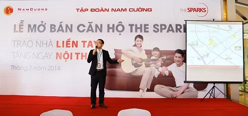 Ông Bùi Quý Trung - Phó Giám đốc Sàn giao dịch Bất động sản Nam Cường giới thiệu dự án The Sparks và những ưu đãi trong chương trình mở bán.