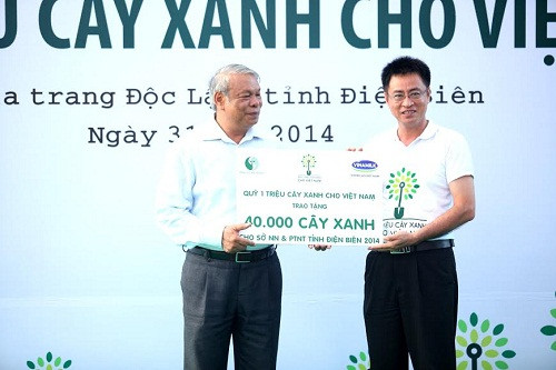 Ông Trần Phong, Giám Đốc Trung tâm Đào tạo và truyền thông môi trường - Tổng cục Môi trường trao bảng tài trợ tượng trưng 40.000 cây xanh cho đại diện Sở Nông Nghiệp và Phát triển nông thôn tỉnh Điện Biên. Ông Trần Phong, Giám Đốc Trung tâm Đào tạo và truyền thông môi trường - Tổng cục Môi trường trao bảng tài trợ tượng trưng 40.000 cây xanh cho đại diện Sở Nông Nghiệp và Phát triển nông thôn tỉnh Điện Biên.