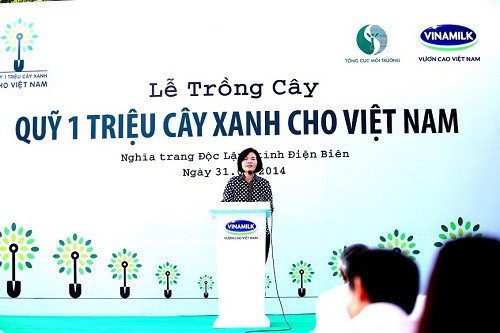 Bà Bùi Thị Hương, Giám Đốc Đối Ngoại Vinamilk chia sẻ những tâm huyết của Vinamilk thông qua các hoạt động xã hội, đặc biệt là Quỹ 1 triệu cây xanh cho Việt Nam. Bà Bùi Thị Hương, Giám Đốc Đối Ngoại Vinamilk chia sẻ những tâm huyết của Vinamilk thông qua các hoạt động xã hội, đặc biệt là Quỹ 1 triệu cây xanh cho Việt Nam.