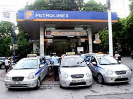 Nhiều hãng taxi vẫn chưa giảm giá cước dù xăng đã giảm ở mức kỷ lục từ 7/11 (Ảnh minh họa, nguồn: internet). Nhiều hãng taxi vẫn chưa giảm giá cước dù xăng đã giảm ở mức kỷ lục từ 7/11 (Ảnh minh họa, nguồn: internet).