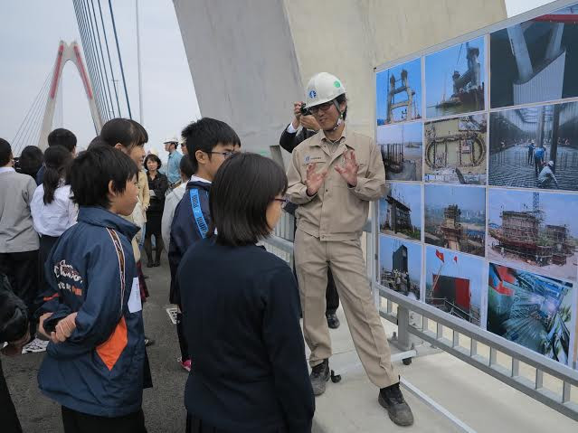 Gần 60 em học sinh lớp 8, bao gồm các em học sinh Việt Nam đang học tiếng Nhật tại trường THCS Thực Nghiệm và các em học sinh của trường Nhật Bản tại Hà Nội thăm quan cầu Nhật Tân hôm 4/12