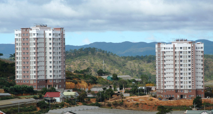 Khu KTX sinh viên tập trung tỉnh Lâm Đồng được xây dựng đồ sộ nhưng không bóng người. Ảnh: Quỳnh Anh Khu KTX sinh viên tập trung tỉnh Lâm Đồng được xây dựng đồ sộ nhưng không bóng người. Ảnh: Quỳnh Anh