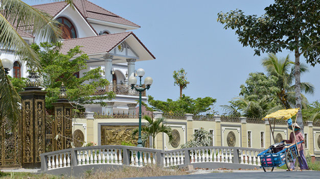 Biệt thự "khủng" của ông Trần Văn Truyền (Ảnh: Tuoitre) Biệt thự "khủng" của ông Trần Văn Truyền (Ảnh: Tuoitre)
