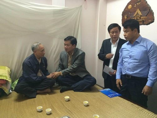 Bộ trưởng Thăng động viên gia đình cùng vượt qua nỗi đau (Ảnh: Bộ GTVT)