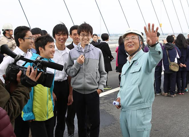 Như vậy cây cầu dây văng dài nhất Việt Nam nối từ quận Tây Hồ sang Đông Anh (Hà Nội) chính thức mang tên là Nhật Tân.