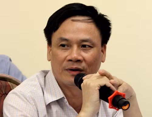 Cục trưởng Cục Đăng kiểm Việt Nam - ông Trần Kỳ Hình chưa từng thấy các xe biển xanh "rơi" tem như vậy (Ảnh: ATGT.GOV.VN)