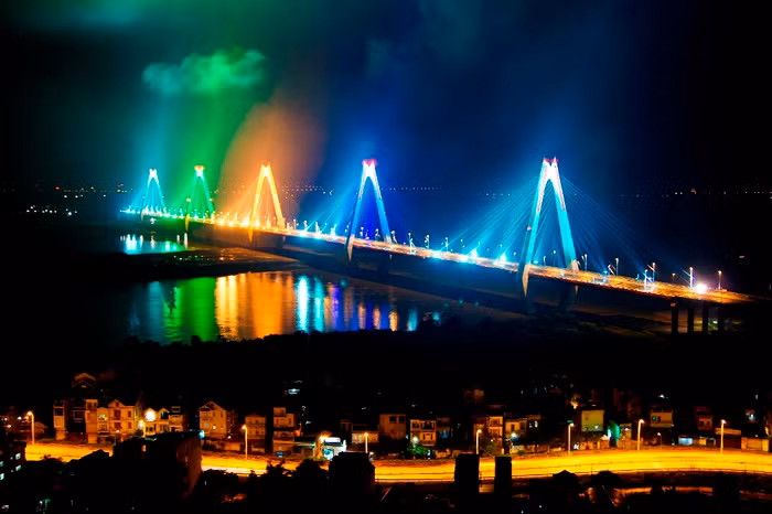 Cầu Nhật Tân lung linh trong đêm