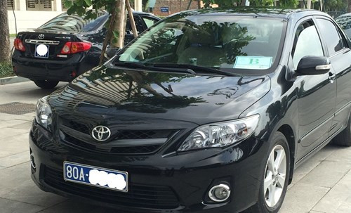 Ngoài biển ưu tiên, trên kính của chiếc xe biển xanh này hoàn toàn...trắng. Ngoài biển ưu tiên, trên kính của chiếc xe biển xanh này hoàn toàn...trắng.