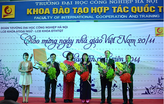 Học sinh trường Đại học Công nghiệp Hà Nội tri ân thầy cô nhân dịp 20/11