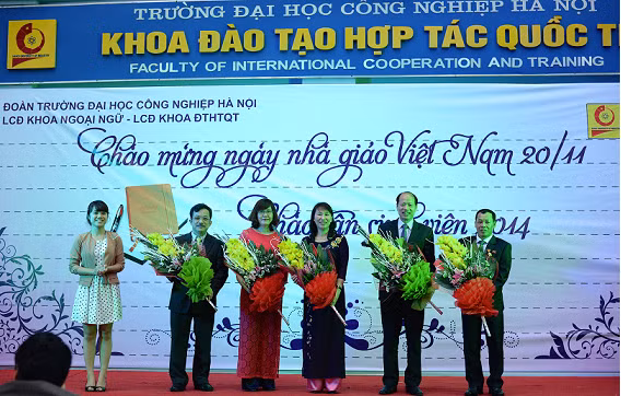 Học sinh trường Đại học Công nghiệp Hà Nội tri ân thầy cô nhân dịp 20/11