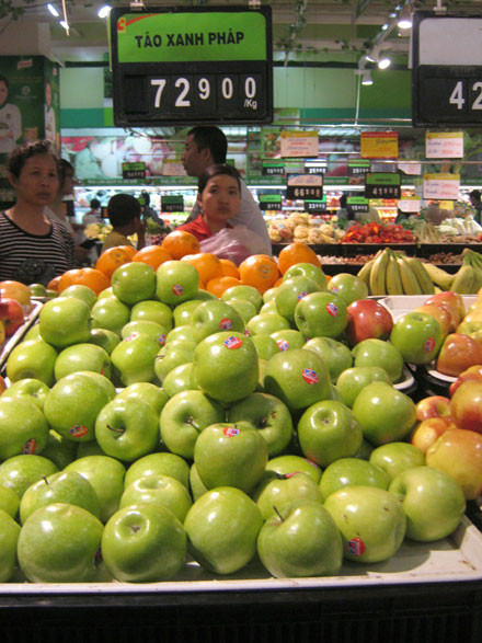 Một số sản phẩm không có dán quốc kỳ các nước của nơi sản xuất đang bày bán tại BigC.