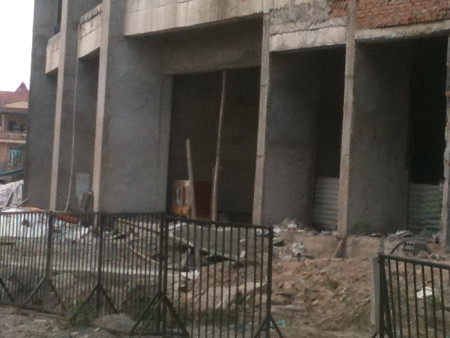 Công trường không có ai làm việc ngoại trừ anh bảo vệ. Công trường không có ai làm việc ngoại trừ anh bảo vệ.