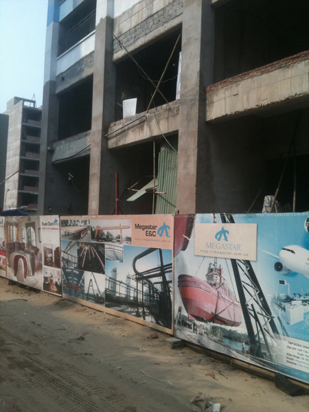 Trước đó, trong công văn gửi các khách hàng, đại diện chủ đầu tư hứa tháng 5/2013 sẽ bàn giao nhà nhưng khi đến thực địa tại đây, nhiều khách hàng cám cảnh:“Căn cứ thực tế là tại công trường không có ai làm việc, chúng tôi không thấy có cơ sở nào để 30/05/2013 công ty bàn giao nhà cho chúng tôi”. Trước đó, trong công văn gửi các khách hàng, đại diện chủ đầu tư hứa tháng 5/2013 sẽ bàn giao nhà nhưng khi đến thực địa tại đây, nhiều khách hàng cám cảnh:“Căn cứ thực tế là tại công trường không có ai làm việc, chúng tôi không thấy có cơ sở nào để 30/05/2013 công ty bàn giao nhà cho chúng tôi”.